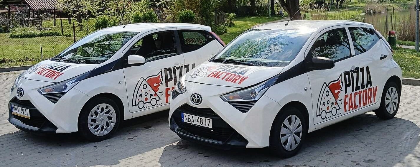 Dostawa Pizza Factory - flota samochodów delivery